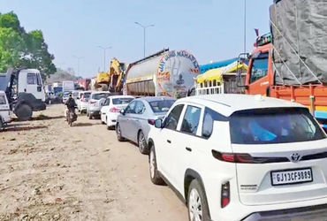 હાઈવે પર ૩ કિમી લાંબો ટ્રાફિક જામ, શ્રદ્ધાળુઓ અને મુસાફરો અટવાયા | 3 km long traffic jam on highway …