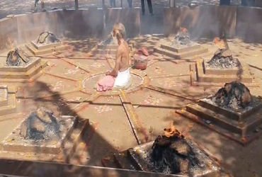 સનાતન ધર્મનાં પ્રસાર અને વિશ્વશાંતિ અર્થે ધગધગતા અગ્નિ કુંડો વચ્ચે કઠોર જપ-તપ | Harsh chanting and p…