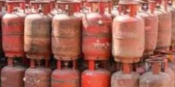 કોર્મશીયલ ગેસનો જથ્થો ખાનગી કંપનીઓને વધારે આપવામાં આવે છે | private gas company get more gas in camp…