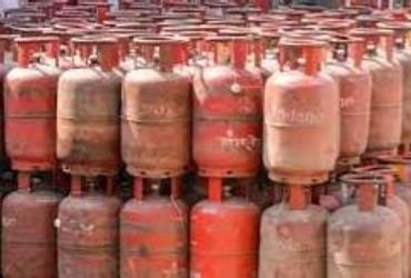 કોર્મશીયલ ગેસનો જથ્થો ખાનગી કંપનીઓને વધારે આપવામાં આવે છે | private gas company get more gas in camp…