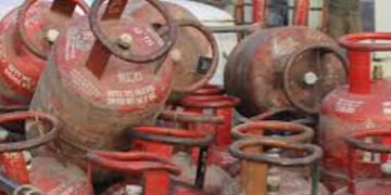 સિલિન્ડરમાથી ગેસની ચોરી કરીને ગ્રાહકો સાથે છેતરપિંડીનું મોટું કૌભાંડ | Gas stolen scam running in Ac…