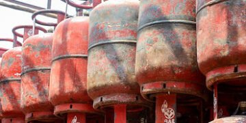 LPG અછતને ઉકેલવા ‘પ્લાન બી’ રેડી, 14.2 કિગ્રાના સિલિન્ડરમાં 10 કિલો ગેસ આપવાની તૈયારી! | India LPG C…