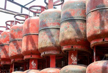 LPG અછતને ઉકેલવા ‘પ્લાન બી’ રેડી, 14.2 કિગ્રાના સિલિન્ડરમાં 10 કિલો ગેસ આપવાની તૈયારી! | India LPG C…