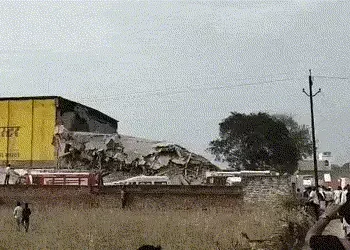 VIDEO: પ્રયાગરાજમાં મોટી દુર્ઘટના, કોલ્ડ સ્ટોરેજમાં ગેસ પાઇપ ફાટતા દીવાલ ધરાશાયી, 4 શ્રમિકોના મોત | …