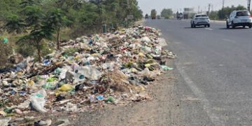 ઔદ્યોગિક એકમો અને ગ્રામ પંચાયતો દ્વારા કચરો ફેંકાતા વાહન ચાલકો પરેશાન | Drivers are troubled by garb…
