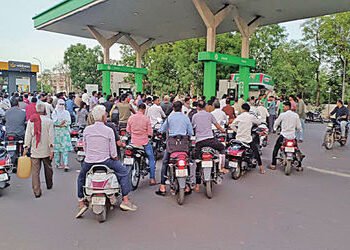ઝાલાવાડમાં પેટ્રોલ પંપ ઉપર વાહનોની ટાંકીઓ ફૂલ કરવા માટે ભારે ધસારો | Huge rush to fill vehicle tanks…
