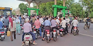 ઝાલાવાડમાં પેટ્રોલ પંપ ઉપર વાહનોની ટાંકીઓ ફૂલ કરવા માટે ભારે ધસારો | Huge rush to fill vehicle tanks…