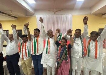 ભાજપના બે પૂર્વ કોર્પોરેટર સહિત ૭ નેતાઓ કોંગ્રેસમાં જોડાયા | 7 leaders including two former BJP corp…