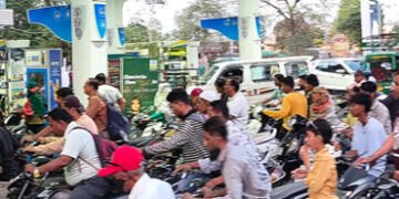 વડોદરા શહેર અને જિલ્લામાં ૨૫૩ પેટ્રોલપંપો કેટલાંક પેટ્રોલપંપોએ સાંજે નો સ્ટોકની જાહેરાત કરતા વાહનચાલ…