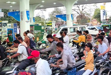 વડોદરા શહેર અને જિલ્લામાં ૨૫૩ પેટ્રોલપંપો કેટલાંક પેટ્રોલપંપોએ સાંજે નો સ્ટોકની જાહેરાત કરતા વાહનચાલ…