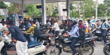 ઈંધણને લઈ અફરાતફરીનો માહોલ, પેટ્રોલપંપો પર લાંબી લાઈનો લાગી | Fuel chaos long queues at petrol pumps