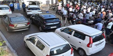 પેટ્રોલ-ડીઝલની તંગીની અફવાથી અફરાતફરી :પંપો પર લાંબી કતારો | Rumors of petrol diesel shortage cause …