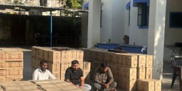 અમદાવાદના દસક્રોઇમાં ચાવલજ ગામના ખેતરમાં SMCની રેડ, વિદેશી દારૂની બોટલો સાથે ત્રણની ધરપકડ | SMC Raid…