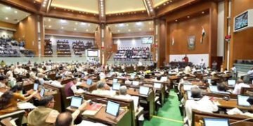 ગુજરાતના અનેક શહેરોમાં પેટ્રોલ પંપ પર લાંબી કતારો મુદ્દે વિધાનસભામાં હોબાળો, વિપક્ષના સરકાર પર પ્રહા…