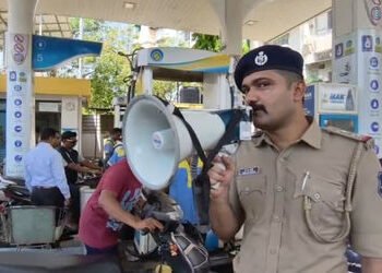 વડોદરામાં પેટ્રોલ પંપો પર પોલીસનો પહેરો, અફવાઓથી ન ગભરાવા લાઉડ સ્પીકર દ્વારા કરાઈ અપીલ | Fuel Rumour…