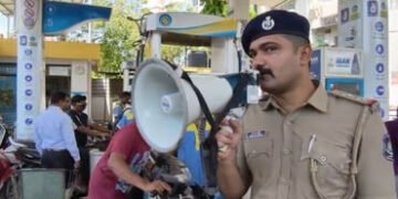 વડોદરામાં પેટ્રોલ પંપો પર પોલીસનો પહેરો, અફવાઓથી ન ગભરાવા લાઉડ સ્પીકર દ્વારા કરાઈ અપીલ | Fuel Rumour…