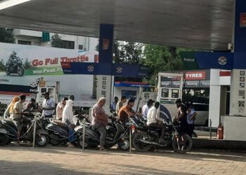 પેટ્રોલ પંપ પર પડાપડી વચ્ચે ગુજરાત સરકારનું ફરમાન: કેન કે બોટલમાં પેટ્રોલ લેવા ગયા તો ખાલી હાથે પાછા…