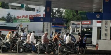 પેટ્રોલ પંપ પર પડાપડી વચ્ચે ગુજરાત સરકારનું ફરમાન: કેન કે બોટલમાં પેટ્રોલ લેવા ગયા તો ખાલી હાથે પાછા…