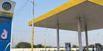 ગુજરાતમાં પેટ્રોલ-ડીઝલ અને ગેસનો પૂરતો જથ્થો ઉપલબ્ધ, લોકો ગભરાટમાં ખરીદી ન કરે’, BPCLની ખાતરી | guja…