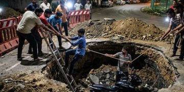 કોર્પોરેશનનું ‘પાપ’ ભુવા રૂપે બહાર આવ્યું: વડોદરામાં જ્યાં જુઓ ત્યાં રસ્તા ખોદી નખાયા, ઊંડા ખાડામાં …