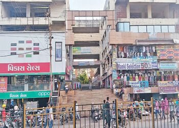 નડિયાદ મહાનગરપાલિકા હસ્તકના સંતરામ નિલયમ કોમ્પ્લેક્સમાં ભાડાપટ્ટો પૂર્ણ થયો હોવા છતાં તંત્ર મૌન | De…