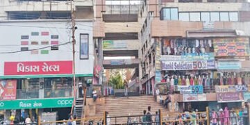 નડિયાદ મહાનગરપાલિકા હસ્તકના સંતરામ નિલયમ કોમ્પ્લેક્સમાં ભાડાપટ્ટો પૂર્ણ થયો હોવા છતાં તંત્ર મૌન | De…