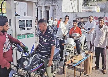 સુરેન્દ્રનગર જિલ્લામાં 2જા દિવસે પેટ્રોલ પંપો પર વહેલી સવારથી વાહનોની લાંબી લાઇનો | Long queues of v…