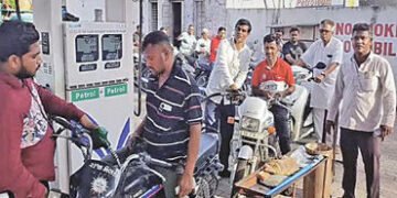 સુરેન્દ્રનગર જિલ્લામાં 2જા દિવસે પેટ્રોલ પંપો પર વહેલી સવારથી વાહનોની લાંબી લાઇનો | Long queues of v…