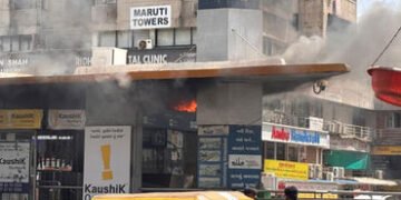 અમદાવાદ: શિવરંજની BRTS બસ સ્ટેન્ડમાં લાગી આગ, ચાર રસ્તા પર ટ્રાફિક જામ સર્જાયો | Fire breaks out at …