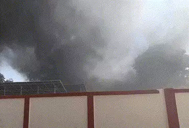 કચ્છ: કંડલા સ્પેશિયલ ઇકોનોમિક ઝોનની ગારમેન્ટ કંપનીમાં ભીષણ આગ, ફાયર વિભાગની ટીમો ઘટના સ્થળે | kutch …