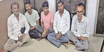 ધ્રાંગધ્રાના ધુ્રમઠ ગામે જાહેરમાં જુગાર રમતા પાંચ શખ્સ ઝડપાયા | Five people caught gambling in publi…