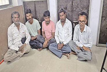 ધ્રાંગધ્રાના ધુ્રમઠ ગામે જાહેરમાં જુગાર રમતા પાંચ શખ્સ ઝડપાયા | Five people caught gambling in publi…