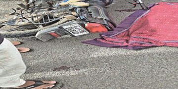 વખતપરના પાટિયા પાસે આઈશર પાછળ બાઈક ઘુસી જતાં બાળકનું મોત | Child dies after bike rams into Eicher ne…