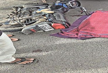 વખતપરના પાટિયા પાસે આઈશર પાછળ બાઈક ઘુસી જતાં બાળકનું મોત | Child dies after bike rams into Eicher ne…