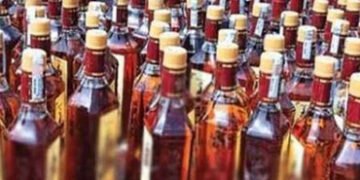 લાકડીઓ વડે કાચ તોડી ગાડી અટકાવી, રૂપિયા 12.08 લાખના વિદેશી દારૂ સાથે બે ઝડપાયા | Car stopped by brea…