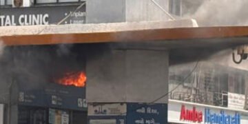 આગને પગલે અફરાતફરીનો માહોલ , શિવરંજની BRTS બસસ્ટેન્ડના કેશકાઉન્ટર પાસે આગથી નુકસાન | Chaos following…