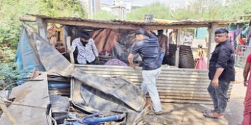 નડિયાદના સંતરામ દેરી રોડ ઉપર છથી વધુ કાચા મકાનો જમીનદોસ્ત | More than six mud houses razed to the gr…