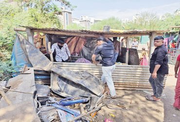 નડિયાદના સંતરામ દેરી રોડ ઉપર છથી વધુ કાચા મકાનો જમીનદોસ્ત | More than six mud houses razed to the gr…