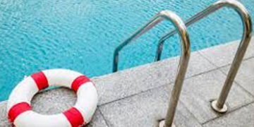 બંધ બંગલાના સ્વિમિંગ પુલમાં ડૂબી જતાં B-Tech.ના છાત્રનું મોત | B Tech student dies after drowning in…