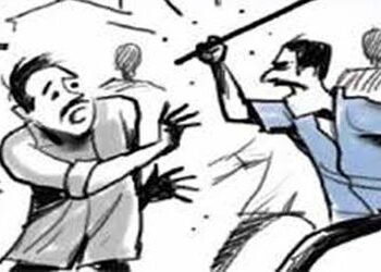 રાણીગપરામાં પુત્રએ પિતાને પકડી રાખ્યા, પુત્રવધૂએ લાકડી ફટકારી! | In Ranigapara son held his father d…