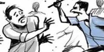 રાણીગપરામાં પુત્રએ પિતાને પકડી રાખ્યા, પુત્રવધૂએ લાકડી ફટકારી! | In Ranigapara son held his father d…