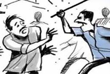 રાણીગપરામાં પુત્રએ પિતાને પકડી રાખ્યા, પુત્રવધૂએ લાકડી ફટકારી! | In Ranigapara son held his father d…