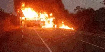 આંધ્રપ્રદેશમાં ટ્રક-બસ વચ્ચેની ટક્કર બાદ ભીષણ આગ, 8થી વધુ મુસાફરોના કમકમાટીભર્યા મોત | Andhra Prades…