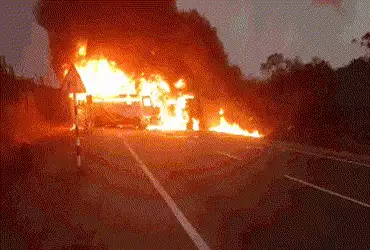 આંધ્રપ્રદેશમાં ટ્રક-બસ વચ્ચેની ટક્કર બાદ ભીષણ આગ, 8થી વધુ મુસાફરોના કમકમાટીભર્યા મોત | Andhra Prades…