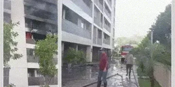 અમદાવાદ: શેલાની હાઈરાઈઝ બિલ્ડિંગમાં વહેલી સવારે ભીષણ આગ, ફાયર વિભાગની ગાડીઓ ઘટનાસ્થળે | Fire Breaks …