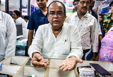 1 એપ્રિલથી પેઈનથી માંડી તાવ સુધીની દવાઓ થશે મોંઘી, 1000થી વધુ મેડિસિનના ભાવ વધશે | medicine price hi…