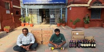 પાદરા નજીક ખેતરમાં દરોડો : દારૂના જથ્થા સાથે પિતા અને પુત્રની ધરપકડ | Raid on farm near Padra: Fathe…