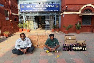 પાદરા નજીક ખેતરમાં દરોડો : દારૂના જથ્થા સાથે પિતા અને પુત્રની ધરપકડ | Raid on farm near Padra: Fathe…