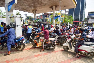 પેટ્રોલ-ડીઝલના ભાવમાં તોતિંગ વધારો! ઓઇલ સંકટ વચ્ચે નાયરા કંપનીનો મોટો નિર્ણય | petrol diesel price h…