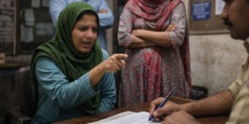 ‘નમાજ પઢતી ત્યારે નણંદ લાત મારતી..’, અસહ્ય ત્રાસ આપનારા સાસરિયાઓ સામે પરિણીતાએ વેજલપુરમાં નોંધાવી ફર…